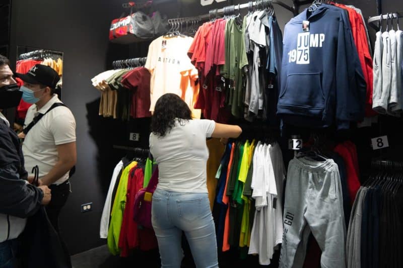 Altos precios de la ropa y el calzado obligan a los venezolanos a optar por  «remiendos» para los estrenos de diciembre - El Tequeño